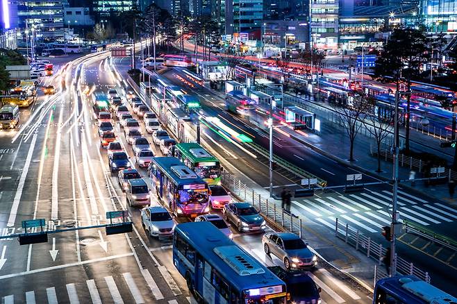 경적, 엔진소음, 사이렌소리 등의 교통 소음이 심한 지역에 사는 사람들의 건강위험이 대기오염과 별개로 증가한다는 것을 발견했다. [사진=게티이미지뱅크]