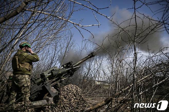 23일(현지시간) 우크라이나 바흐무트 전선에서 병사들이 러시아 군을 향해 M119 105mm 곡사포를 발사하고 있다. ⓒ AFP=뉴스1 ⓒ News1 우동명 기자