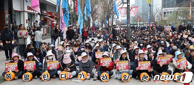 25일 오후 서울 중구 청계천에서 열린 공안탄압분쇄, 농민생존권 쟁취 전국농민대회에서 참가자들이 구호를 외치고 있다. 2023.3.25/뉴스1 ⓒ News1 김진환 기자