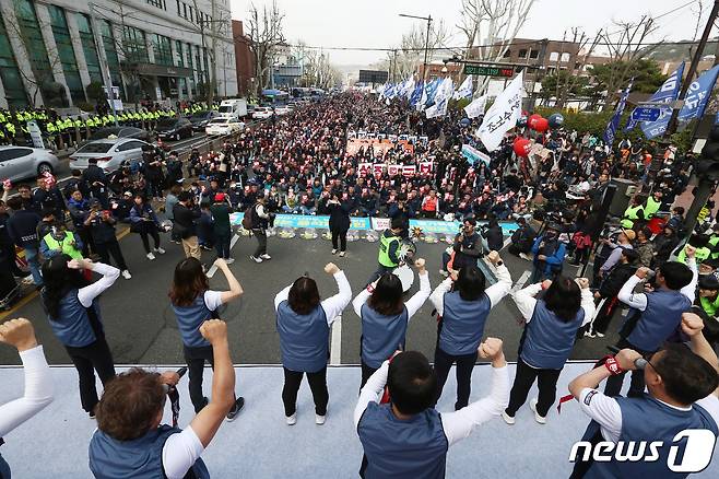 25일 서울 종로구 대학로에서 열린 민주노총 2023 투쟁선포대회에서 양경수 위원장 및 참석자들이 윤석열 정부를 규탄하는 메시지가 적힌 피켓을 들고 구호를 외치고 있다. (공동취재) 2023.3.25/뉴스1 ⓒ News1 임세영 기자