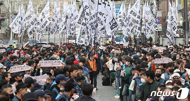 25일 서울 종로구 대학로에서 열린 우체국 택배노동자 총력 결의대회에서 참석자들이 일방적 물량 감축, 강제적 구역 조정 등을 규탄하며 임금삭감 결사 저지를 외치고 있다. 2023.3.25/뉴스1 ⓒ News1 임세영 기자