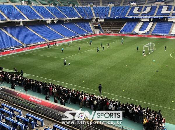 오픈 트레이닝에 운집한 수백명의 팬들. 사진┃이형주 기자(울산)