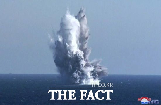 북한이 지난 21일부터 23일까지 핵무인수중공격정 '해일'의 수중 폭발시험을 했다며 24일 사진을 공개했다./조선중앙통신 노동신문
