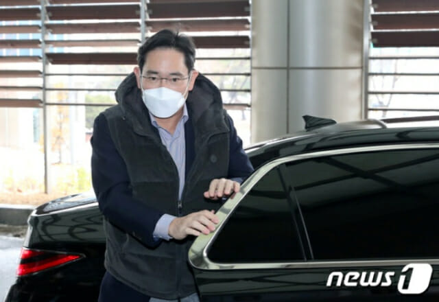 이재용 삼성전자 회장이 21일 베트남 출장을 위해 서울 강서구 서울김포비즈니스항공센터에 도착했다.(사진=뉴스1)