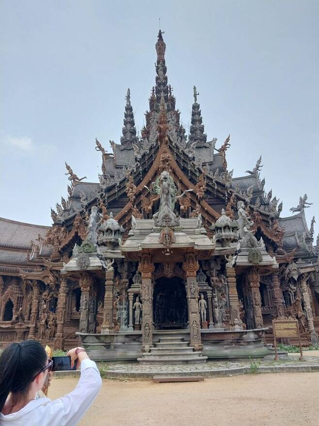 태국 파타야의 대표 관광지 '진리의 성전'에서 한 관광객이 사진을 찍고 있다. /사진=이환주 기자