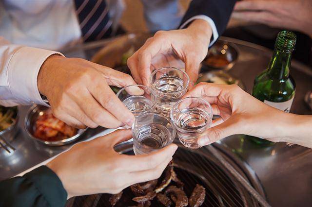 빨리 마시고 취하는 게 목적이던 과거와 달리 이제는 향과 맛을 음미하고 분위기를 즐기는 문화로 역할이 바뀌었다. 게티이미지뱅크