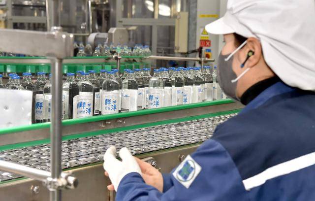 2일 대전 서구 충청권 주류업체 맥키스컴퍼니의 소주 공장에서 국내 최저 14.9도 선양소주가 만들어지고 있다. 사진은 공장 직원이 생산된 제품을 포장 전 검수하는 모습. 맥키스컴퍼니 제공