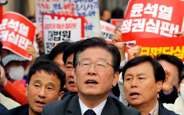 이재명(가운데) 더불어민주당 대표가 25일 오후 서울 중구 서울광장 인근에서 열린 '대일 굴욕외교 규탄 범국민대회'에 참석해 구호를 외치고 있다. 뉴시스