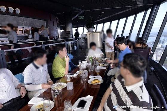 2015년 1월 14일 호주 출장 당시 이재명 대표(왼쪽 초록색)과 고(故) 김문기 전 성남도시개발공사 개발1처장(오른쪽 파란색)이 함께 식사하고 있는 모습. 사진 고공행진 블로그