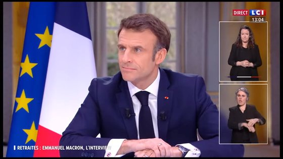 에마뉘엘 마크롱 프랑스 대통령이 지난 22일(현지시간) 오후 TF1, 프랑스2 방송과 진행한 생방송 인터뷰에서 연금개혁의 필요성에 대해 설명하고 있다. 사진 LCI 유튜브 캡처