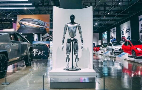 미국 캘리포니아주 로스앤젤레스(LA)에 있는 피터슨 자동차 박물관 내 테슬라 관에 전시된 인간형 로봇 '옵티머스' 모형. /사진=피터슨 자동차 박물관 홈페이지
