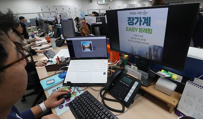 국내 관광 업계가 중국 여행 상품 운영을 재개한 지난 15일 서울 종로구 하나투어 본사에서 직원이 업무를 하고 있다. | 연합뉴스