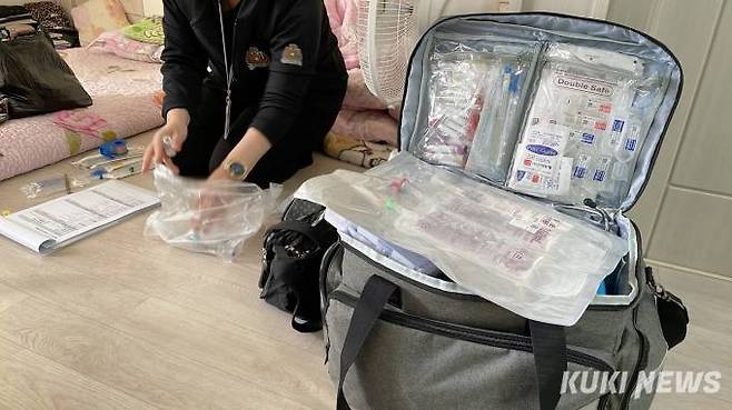 방문진료 전담 기관 집으로의원의 왕진 가방. 혈압계, 혈당계, 주사, 수액, 소변줄 등이 들어있다.&nbsp; &nbsp;사진=김은빈 기자