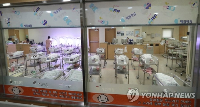 2017년 3월 20일 산부인과 전문병원인 서울 중구 제일병원 신생아실에서 간호사들이 신생아들을 돌보고 있다. 연합뉴스