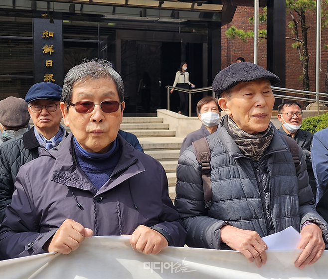 ▲3월17일 조선일보 사옥 앞에서 집회 중인 성한표 조선투위 위원장과 신홍범 조선투위 위원. 사진=미디어오늘.