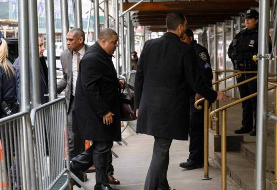 도널드 트럼프(위 사진) 전 미국 대통령이  자신을 향한 검찰의 ‘성관계 입막음 의혹’ 수사를 강도 높게 비난하는 가운데 앨빈 브래그 뉴욕 맨해튼지방검사장이 경호를 받으며 출근하고 있다. 뉴욕 AFP=연합뉴스.