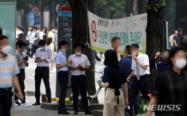 [서울=뉴시스] 추상철 기자 = 2021년 7월8일 오후 서울 종로구 광화문 인근 거리에서 시민들이 흡연을 하고  있다. 2021.07.08. scchoo@newsis.com