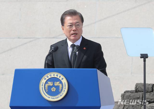 [제주=뉴시스]우장호 기자 = 문재인 대통령이 3일 오전 제주시 봉개동 제주4·3평화공원에서 진행된 제72주년 제주 4·3 희생자 추념식에 참석해 추념사 하고 있다. 2020.04.03. woo1223@newsis.com