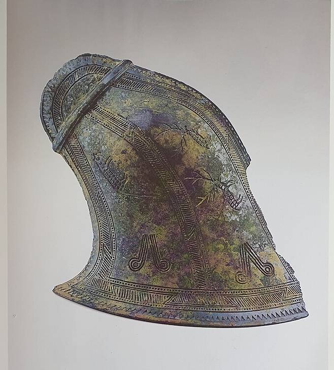 국립문화재연구소&nbsp;발간&nbsp;‘오구라 컬렉션 한국문화재’에 소개된 견갑형동기