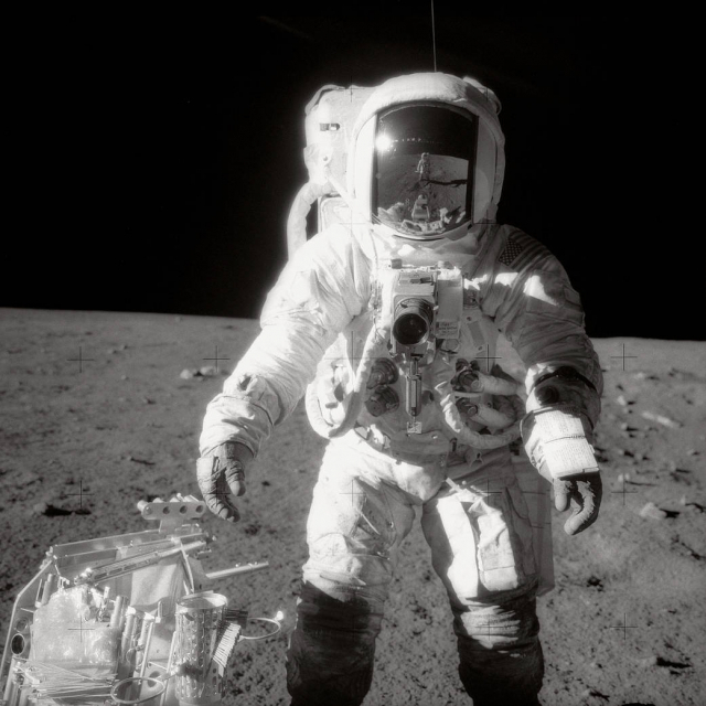 1969년 11월 19일 아폴로 12호의 승무원 앨런 빈이 달 표면을 걷고 있다. 사진 제공=나사