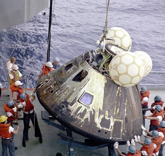 1970년 4월 17일 태평양으로 귀환한 아폴로 13호 사령선. 아폴로 13호는 달에 가전 중 산소탱크가 폭발하는 바람에 달에 착륙하지 못했다. 아폴로 13호의 지구 귀환 과정은 쉽지 않았는데 이를 두고 ‘성공적인 실패’라고 말한다. 사진 제공=나사