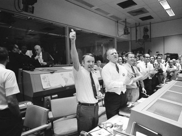 1970년 4월 17일 태평양으로 아폴로 13호 사령선이 무사히 귀환하자 환호하는 나사 직원들. 사진 제공=나사
