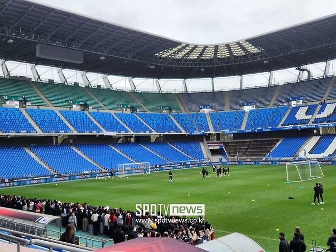 ▲ 축구대표팀이 25일 울산 문수축구경기장에서 오픈트레이닝데이로 팬들과 만났다.