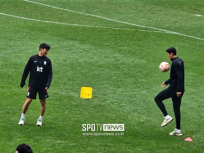 ▲ 볼을 가지고 따로 즐긴 황인범, 김민재(왼쪽부터)