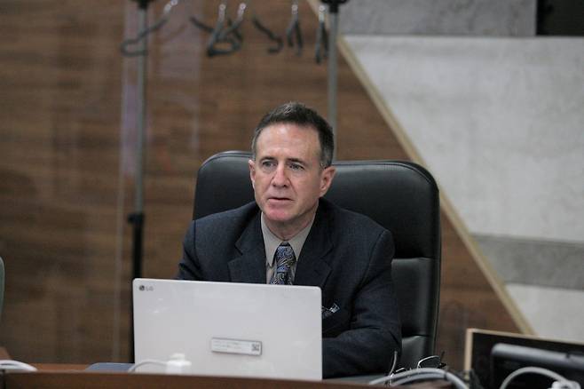 기수 의견 청취하는 빌리 리 [한국마사회 제공. 재판매 및 DB금지]