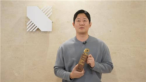 '올해의 e스포츠 팀' 상 받은 최상인 DRX 대표 [한국e스포츠협회(KeSPA) 제공. 재판매 및 DB 금지]