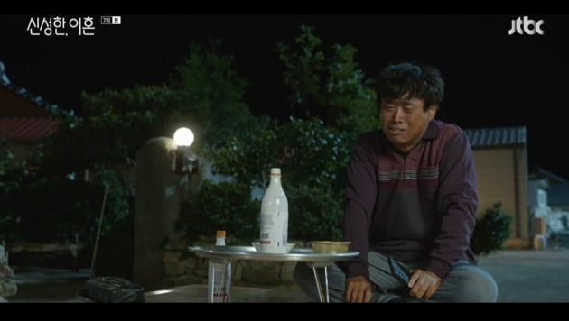 Jo Seung-woo is at the center of the event where the whole nation is pointing.In the seventh episode of JTBCs Saturday-Sunday drama  ⁇ Divorce Attorney Shin, which aired on the 25th night, the heart-throbbing development was unfolded with the firm determination of Charles V, Holy Roman Emperor Han (Jo Seung-woo), who jumped on the plate made by Jinyoung Joo (Noh Su-na), the director of public relations of Gold coin law firm.At the end of the last episode, Charles V, Holy Roman Emperor Han was caught up in anger when he found out that The Client Ma Chun-seok (Choi Jae-seop) who came to see him was sent by Jinyoung.It is not enough to intentionally approach their own event, and now they are actively fighting on the plate they made.Jinyoung headed to Haenam for a free legal counseling event, where she learned of a woman from Vietnam, and witnessed a conflict with her Husband Ma Chun-suk, seemingly suspected of domestic violence.Jinyoung took action to protect Dinti and urged Ma Chun-suk to visit Charles V, Holy Roman Emperors lawyer.Charles V, the Holy Roman Emperor, knew that Jinyoung, who was trying to attract himself with such a shallow number, was uncomfortable, but all of this was the number of Jinyoung who wanted to put himself at a disadvantage.Therefore, I showed a gesture of acceptance with a delightful answer of  ⁇  Nice Timing  ⁇ .The tyranny of the Jinyoung state did not end here.Charles V, a Holy Roman Emperor who does not blink, and Jinyoung, who was dissatisfied with the attitude of Han, devised a way to completely send it through the event.It exposes the event to the media and makes it a social problem.As a result, Ma Chun-suk brought a young Vietnamese virgin as a bride and was framed as a bad guy who wielded abuse and violence. The article did not miss the phrase that the Gold coin law firm would take off.According to Jinyoungs plan, the Ma Chun-suk Event, also known as the Tian-Ti-Hwa Event ⁇ , filled the whole country with a lot of noise, and peoples strong criticism against Ma Chun-suk burst out as if they were caught properly.In a moment, the whole nation becomes an unscrupulous person pointing at the situation.Charles V, Holy Roman Emperor, who was stunned by Jinyoungs work, once again had a heart-warming experience. This lawsuit will be a bit noisier for the disappointed Ma Chun-suk.Im calling to ask for your understanding in advance.  Im going to do anything.  It will be a very loud one. Thus, Charles V, Holy Roman Emperor, felt a strong resentment of the behavior of Jinyoung and Gold coin law firm, which turned the life of The Client upside down to achieve his purpose.In response, they began to prepare for a full-scale war in response to the fight they had been fighting.I wonder how Charles V, Holy Roman Emperor will excel in solving the unfairness of his client, The Client, who became the worst man in the world.The seventh episode, which was broadcast on the same day, recorded 6.7% (based on paid households in the metropolitan area of Nielsen Korea).