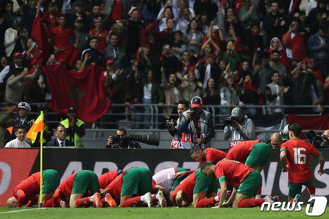 모로코 선수들이 홈 팬들에게 절을 하며 감사인사를 건네고 있다. ⓒ AFP=뉴스1