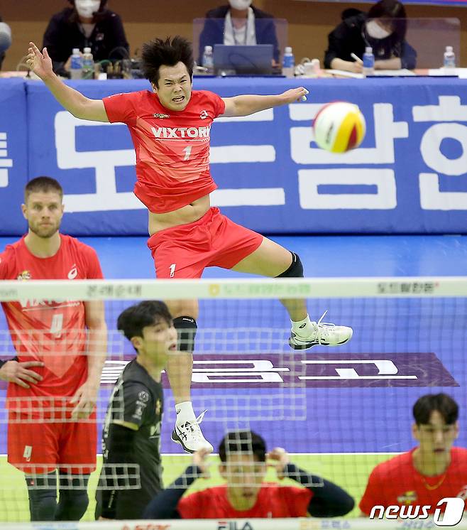 26일 수원실내체육관에서 열린 프로배구 남자부 V리그 PO 2차전 한국전력과 현대캐피탈의 경기에서 한국전력 서재덕이 서브를 하고 있다. (힌국전력 배구단 제공) 2023.3.26/뉴스1 ⓒ News1 장수영 기자