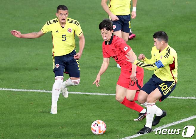 24일 오후 울산 문수축구경기장에서 열린 축구 국가대표 평가전 대한민국과 콜롬비아의 경기 후반전에서 이재성이 드리블을 하고 있다. 2023.3.24/뉴스1 ⓒ News1 조민주 기자