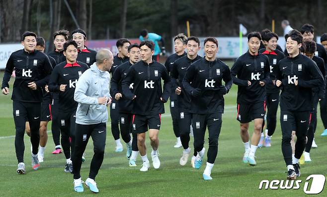 축구 국가대표팀 선수들이 26일 경기 파주 축구국가대표트레이닝센터(NFC)에서 훈련을 하고 있다. 2023.3.26/뉴스1 ⓒ News1 송원영 기자