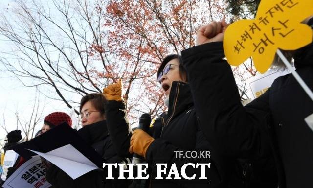 2018년 12월 28일 서울 종로구 외교부 청사 앞에서 열린 '2015 한일합의 3주년 기자회견'에 참석한 관계자들이 피해자중심주의 접근원칙에 근거한 일본군성노예제 문제의 정의로운 해결을 촉구하며 구호를 외치는 모습. / 뉴시스