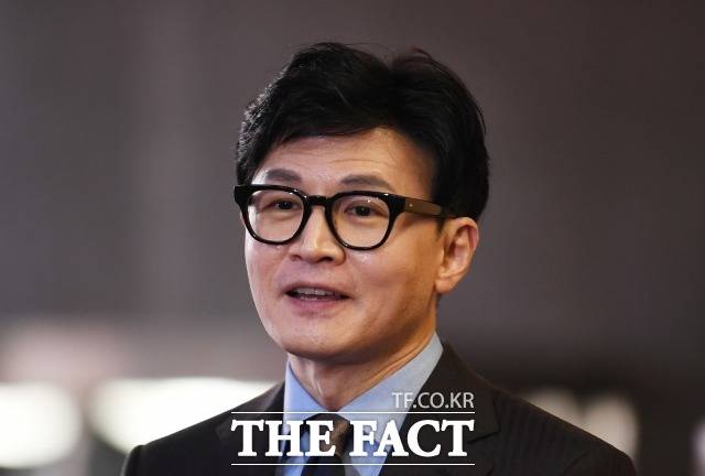 헌재의 '검수완박' 유효 결정에 민주당은 '꼼수 탈당' 논란이 일었던 민형배 무소속(전 민주당) 의원의 복당을 띄우는가 하면, 권한쟁의 청구인이었던 한동훈 법무부 장관에 대한 사퇴 여론도 주도했다. /이새롬 기자