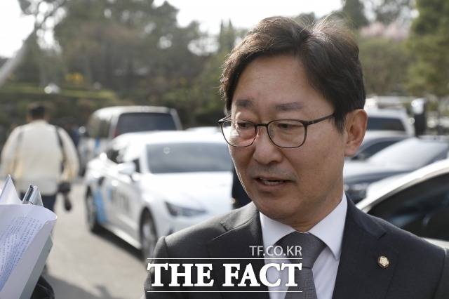 헌법재판소가 지난해 국회 본회의를 통과한 '검수완박'(검찰 수사권 완전 박탈)법에 대해 표결 과정에서 위헌적 요소는 있었지만 최종적으로 무효는 아니라는 판결을 내린 23일 서울 헌법재판소 앞에서 박범계 더불어민주당 의원이 입장을 밝히고 있다. /이새롬 기자 (현장풀)