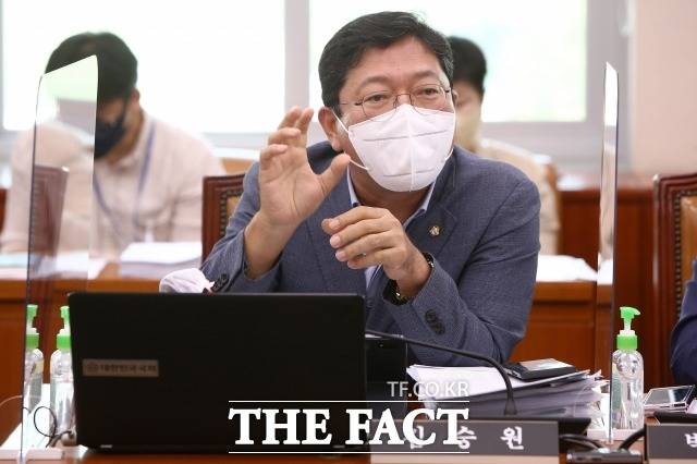 국회 법제사법위원회 소속 김승원 더불어민주당 의원이 오는 27일 특별사면 행사 대상 범위를 제한하고 사면심사 항목 추가 신설 등의 내용을 포함하는 '사면법 개정안'을 발의할 예정이다. /더팩트 DB