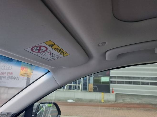 신형 그랜저 LPG 모델의 천장 소재. 가솔린 모델이 스웨이드로 마감되어있는 것과는 차이가 있다. ⓒ데일리안 편은지 기자