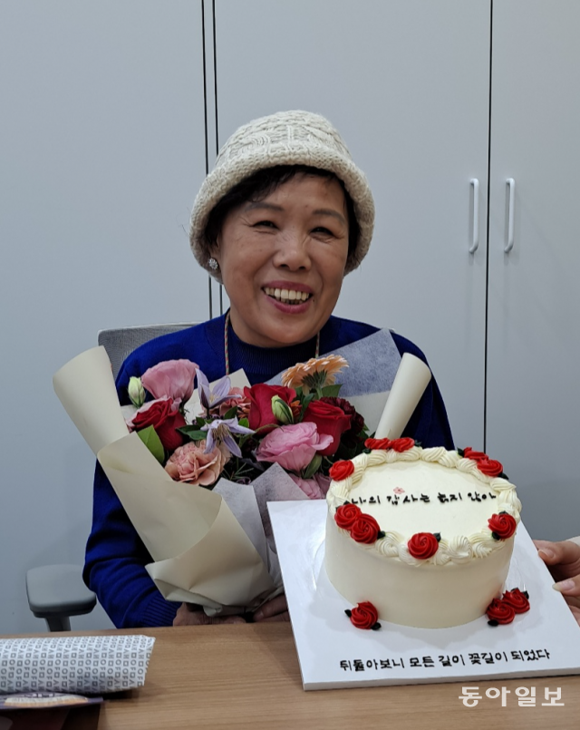 책 출간을 축하받는 정연홍 작가. 김현아 씨 제공