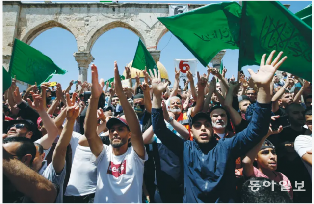 6일(현지 시간) 동예루살렘의 셰이크 자라 지역에서  팔레스타인인들이 이스라엘의 정착촌 확장에 반대하는 집회를 열고 있다. 예루살렘포스트 홈페이지 캡처