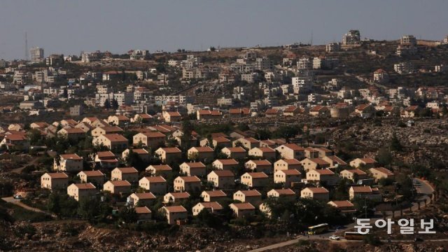 이스라엘의 유대인 정착촌 확장 정책은 팔레스타인 자치 지역에 조직적으로 유대인들의 집단 거주지를 늘리는 게 목표다. 이스라엘 영토는 늘리고, 팔레스타인 영토는 줄이는 조치로 국제사회는 불법 행위로 간주하고 있다. 갈색 지붕의 비슷한 모양을 한 주택이 모여있는 지역이 유대인 정착촌이다. TRT월드 홈페이지 캡처