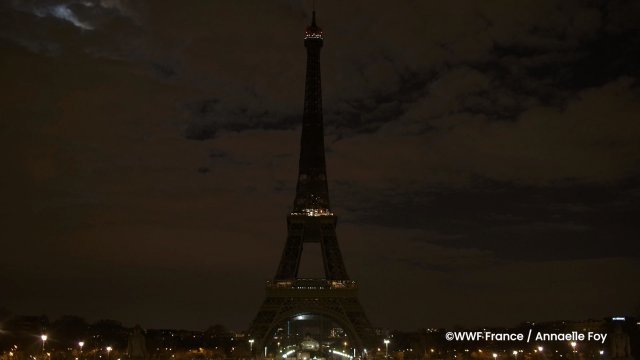 25일 오후 8시 30분(현지시간) 불 꺼진 프랑스 파리 에펠탑.