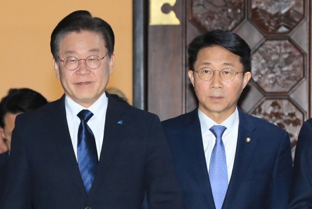 더불어민주당 이재명 대표(왼쪽)와 조정식 사무총장. 김재명 기자 base@donga.com