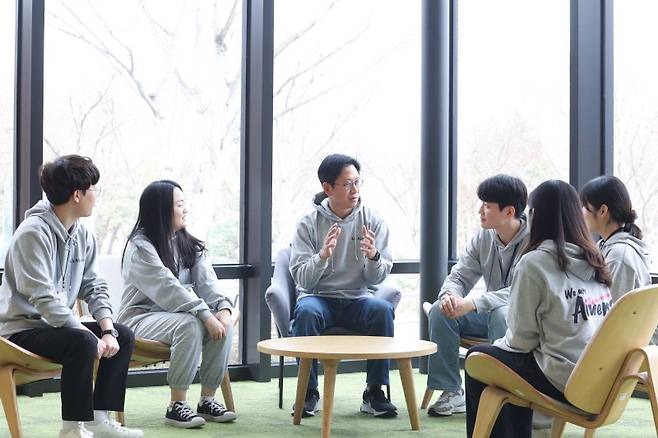 배경훈 LG AI연구원장(왼쪽 세번째)이 지난 25일 경기 이천 LG인화원에서 열린 'LG AI 해커톤'에 참가한 청년들과 대화를 나누고 있다. LG그룹 제공