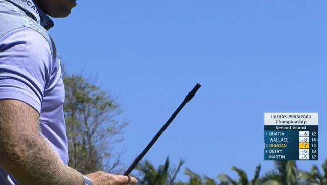 타일러 던컨이 25일 도미니카공화국의 코랄레스골프클럽에서 열린 미국프로골프(PGA) 투어 코랄레스 푼타카나 챔피언십2라운드 15번홀에서 티샷 도중 헤드가 빠진 드라이버 샤프트를 들고 있다. PGA 투어 방송 캡처