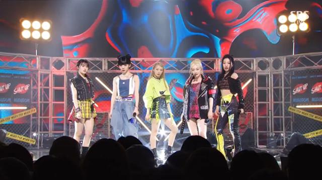 크랙시가 '인기가요'에 출연해 네 번째 미니앨범 'XX'의 타이틀곡 '누구덤' 무대를 공개했다. SBS 캡처