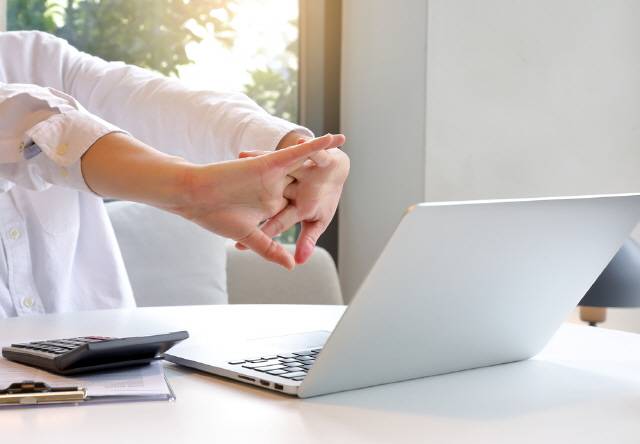 스트레칭 중 나는 뚜둑 소리는 몸에 어떤 악영향도 미치지 않으므로 신경 쓰지 않아도 된다./사진=클립아트코리아