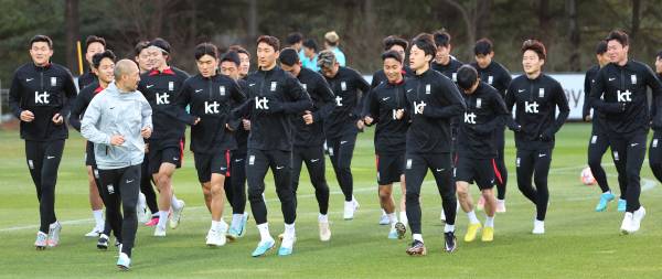 축구 국가대표 선수들이 26일 오후 경기도 파주 국가대표트레이닝센터(NFC)에서 가볍게 운동장을 돌며 몸을 풀고 있다. 사진=연합뉴스